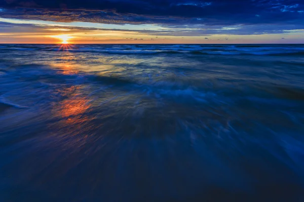 Pláž - západ slunce nad Baltské moře, Polsko — Stock fotografie