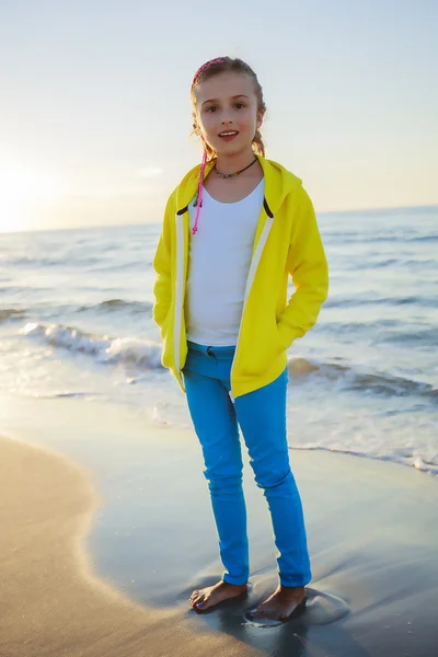 Léto na pláži - portrét mladé dívky na pláži — Stock fotografie