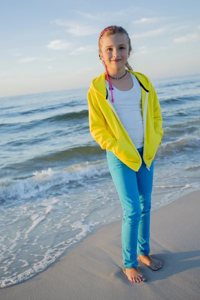 Zomer op het strand - portret van jonge meisje op het strand — Stockfoto
