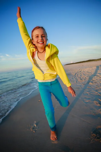 Léto na pláži - portrét mladé dívky na pláži — Stock fotografie