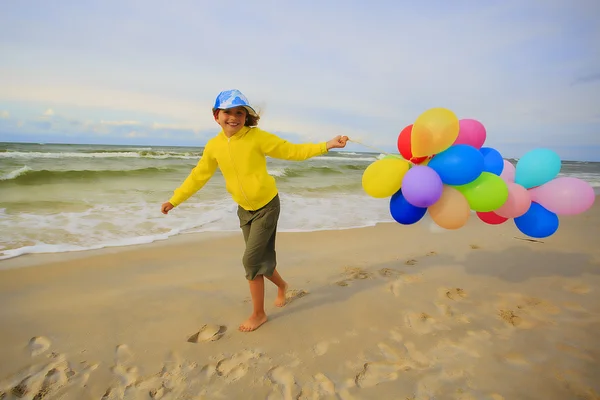 Zomer joy - jong meisje genieten van zomer — Stockfoto