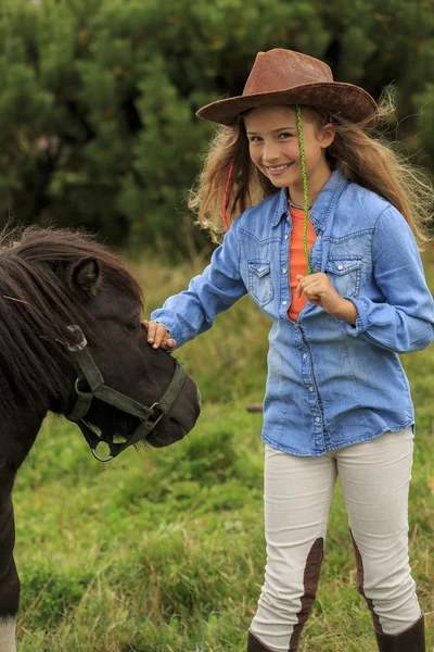 Rancho - Chica encantadora con pony en el rancho — Foto de Stock