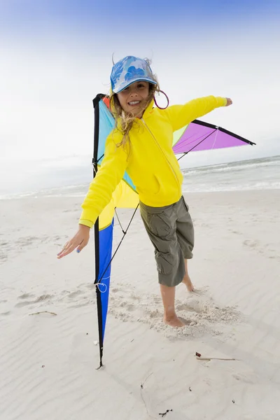 Divertimento sulla spiaggia - giovane ragazza che gioca con l'aquilone — Foto Stock