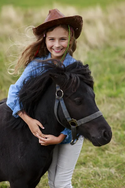 Ranch - Belle fille avec poney sur le ranch — Photo