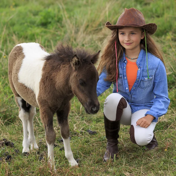 Rancho - Chica encantadora con pony en el rancho —  Fotos de Stock