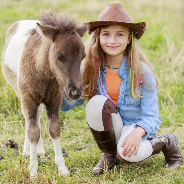 Ranch - härlig tjej med ponny på ranchen — Stockfoto