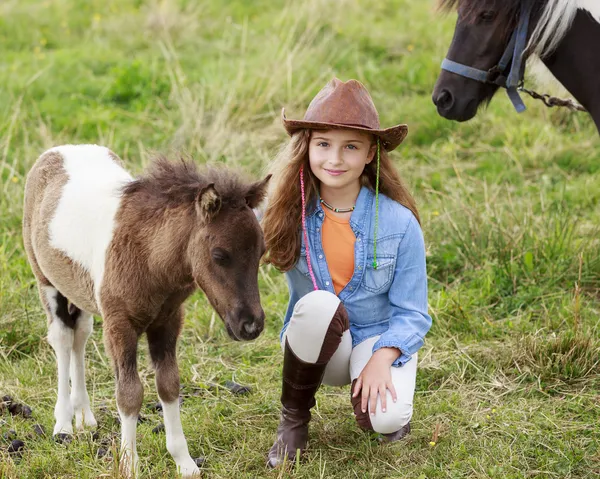 Ranch - härlig tjej med ponny på ranchen — Stockfoto