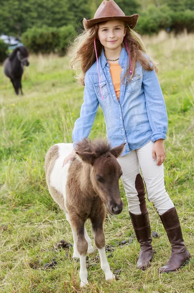 Ranch - reizendes Mädchen mit Pony auf der Ranch — Stockfoto