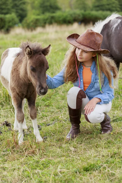 Ranch - pony Çiftliği'nin üzerine ile güzel kız — Stok fotoğraf