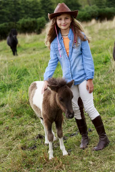 Rancho - Chica encantadora con pony en el rancho — Foto de Stock