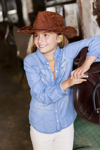 Härlig cowgirl på en ranch — Stockfoto