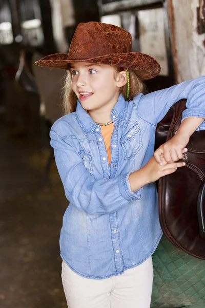 La o fermă - portretul unei cowgirl frumoase — Fotografie, imagine de stoc