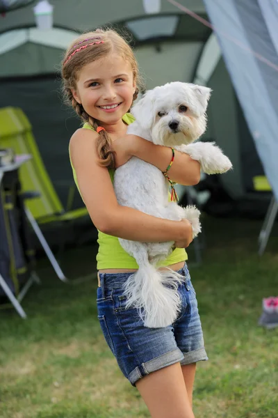 Verano en la tienda de campaña - niña jugando con el perro en el camping — Foto de Stock