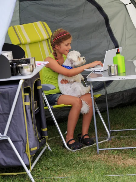 Obóz letni - młoda dziewczyna z psa grającego w namiocie — Zdjęcie stockowe