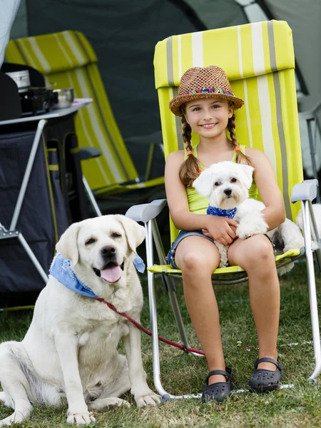 Obóz letni - młoda dziewczyna gry z psami na camping — Zdjęcie stockowe