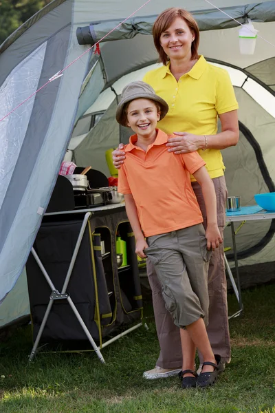 Zomer in de tent - familie op de camping — Stockfoto