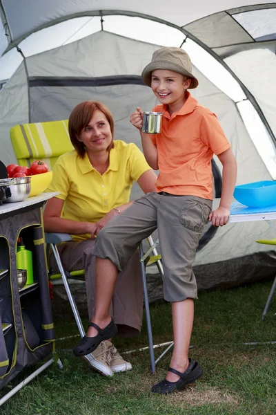 Zomer in de tent - familie op de camping — Stockfoto