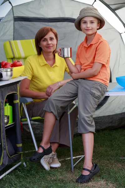 Verão na tenda - família no acampamento — Fotografia de Stock