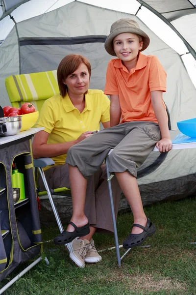 Sommar i tältet - familj på camping — Stockfoto