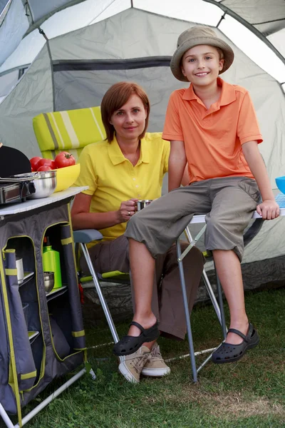 在帐篷里-上露营家庭夏天 — 图库照片