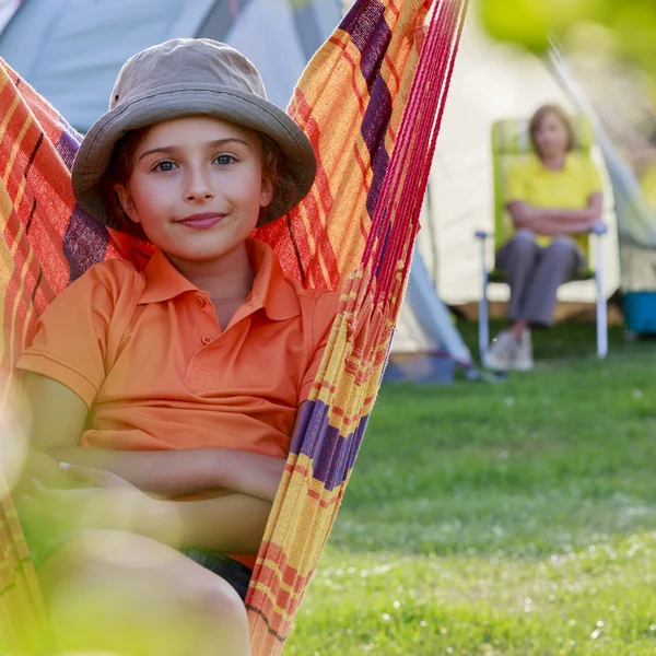 Лето в палатке - молодая девушка с семьей на кемпинге — стоковое фото
