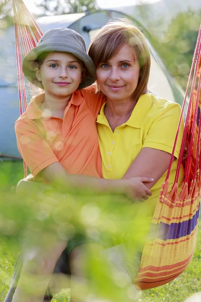 Verão na tenda - jovem com família no acampamento — Fotografia de Stock