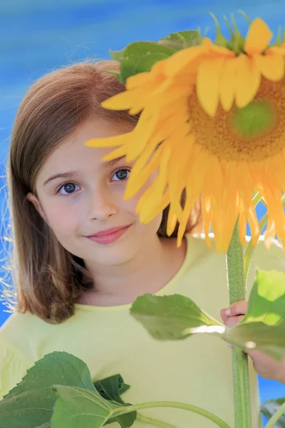 Girl and sunflower - beautiful girl with sunflower — Stock Photo, Image