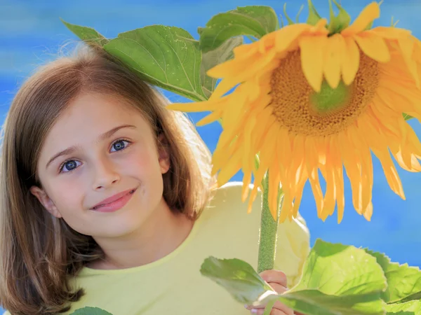 Meisje en sunflower - mooi meisje met zonnebloem — Stockfoto
