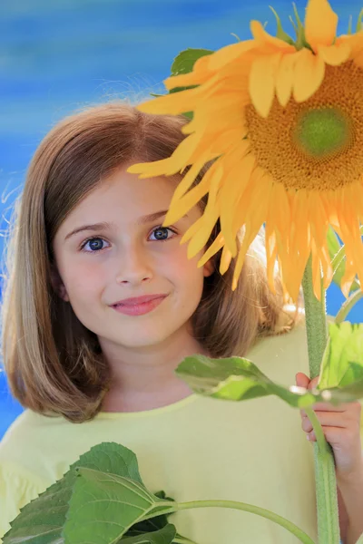 Meisje en sunflower - mooi meisje met zonnebloem — Stockfoto
