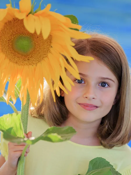 Meisje en sunflower - mooi meisje met zonnebloem — Stockfoto