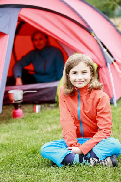 Camper dans la tente - famille sur le camping — Photo