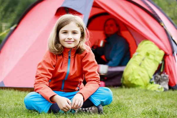 Acampamento na tenda - família com tenda no acampamento — Fotografia de Stock