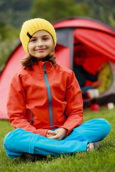 Kamp in de tent - familie op de camping — Stockfoto