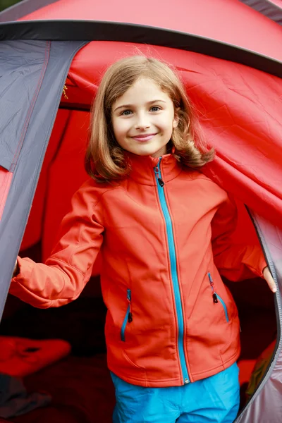Verano en la tienda de campaña - niña en el camping — Foto de Stock