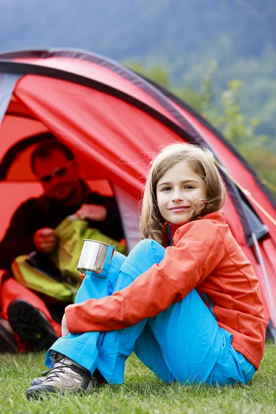 Лето в палатке - семья на кемпинге — стоковое фото