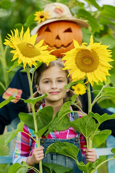 Espantapájaros y chica feliz en el jardín — Foto de Stock