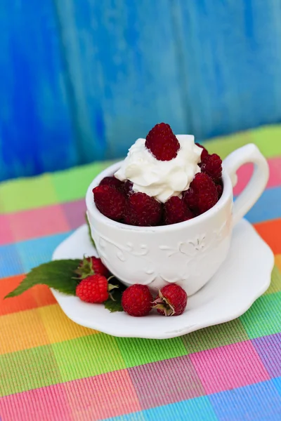 Raspberries - fresh raspberries and whipped cream — Stock Photo, Image