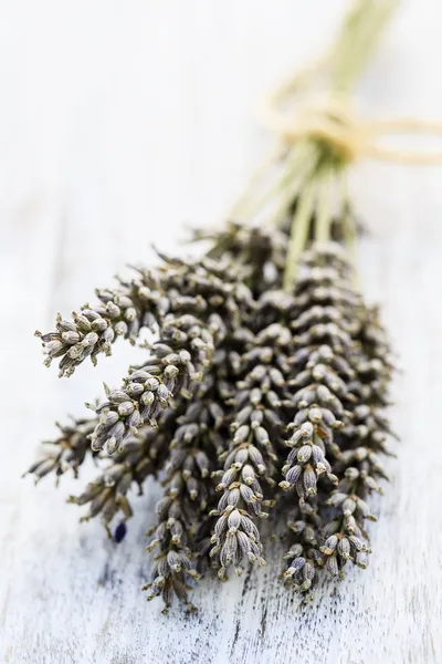 Ervas de lavanda secando na mesa de madeira — Fotografia de Stock