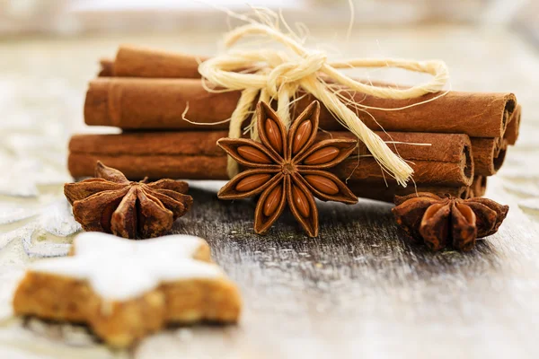 Spices, ginger and anise stars with cinnamon sticks — Stock Photo, Image