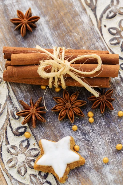 Spices, ginger and anise stars with cinnamon sticks — Stock Photo, Image