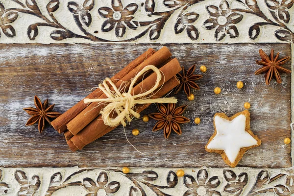 Especiarias, gengibre e anis estrelas com paus de canela — Fotografia de Stock