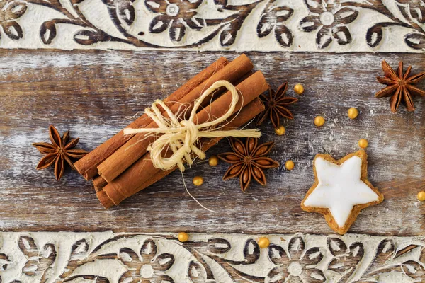 Especias, estrellas de jengibre y anís con palitos de canela —  Fotos de Stock