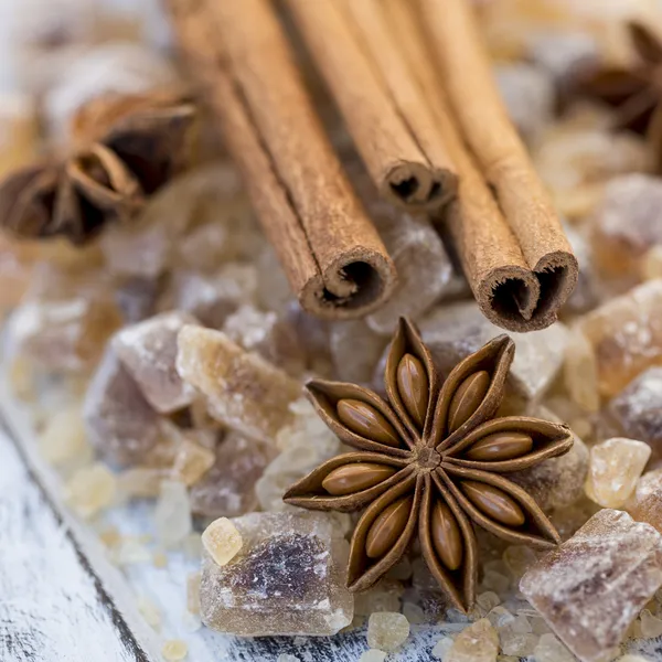 Palitos de canela y anís estrellado sobre azúcar morena —  Fotos de Stock