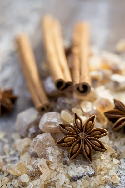 Коричные палочки и звездный анис на коричневом сахаре — стоковое фото