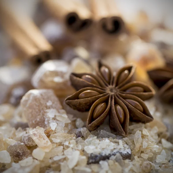 Палички кориці та зірковий аніс на коричневому цукрі — стокове фото
