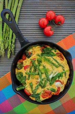 Omlet kuşkonmaz ve domates tava üzerinde