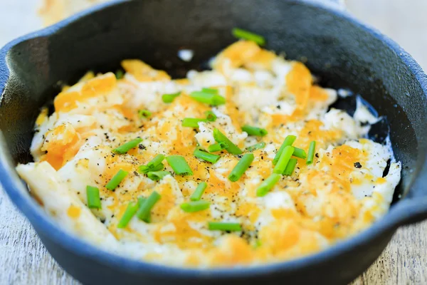 Desayuno, huevos revueltos con cebollino — Foto de Stock