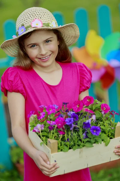 ガーデニング、植栽 - 素敵な女の子の花の庭での作業 — ストック写真