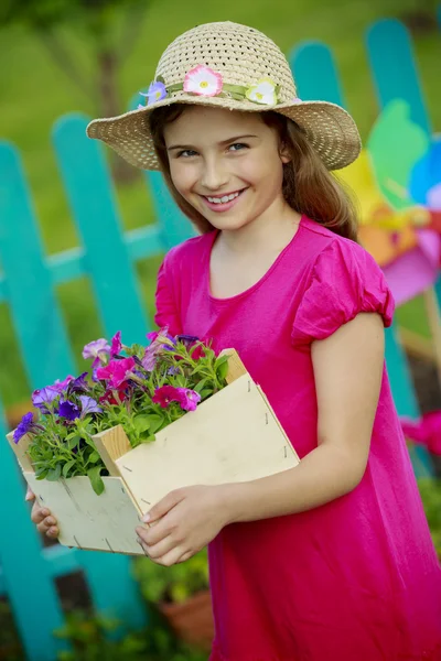Bahçe, dikim - Çiçekler bahçede çalışan güzel kız — 스톡 사진