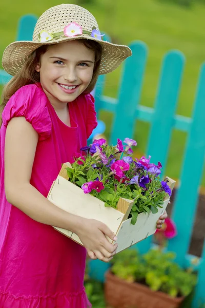 Giardinaggio, piantagione - bella ragazza che lavora nel giardino dei fiori — Foto Stock